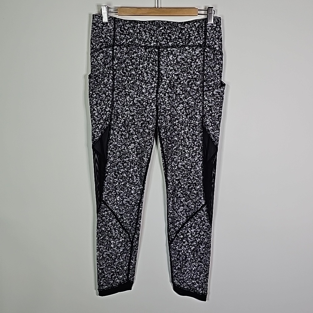 LULULEMON size 10 daisy dust alpine white and black sole training tight